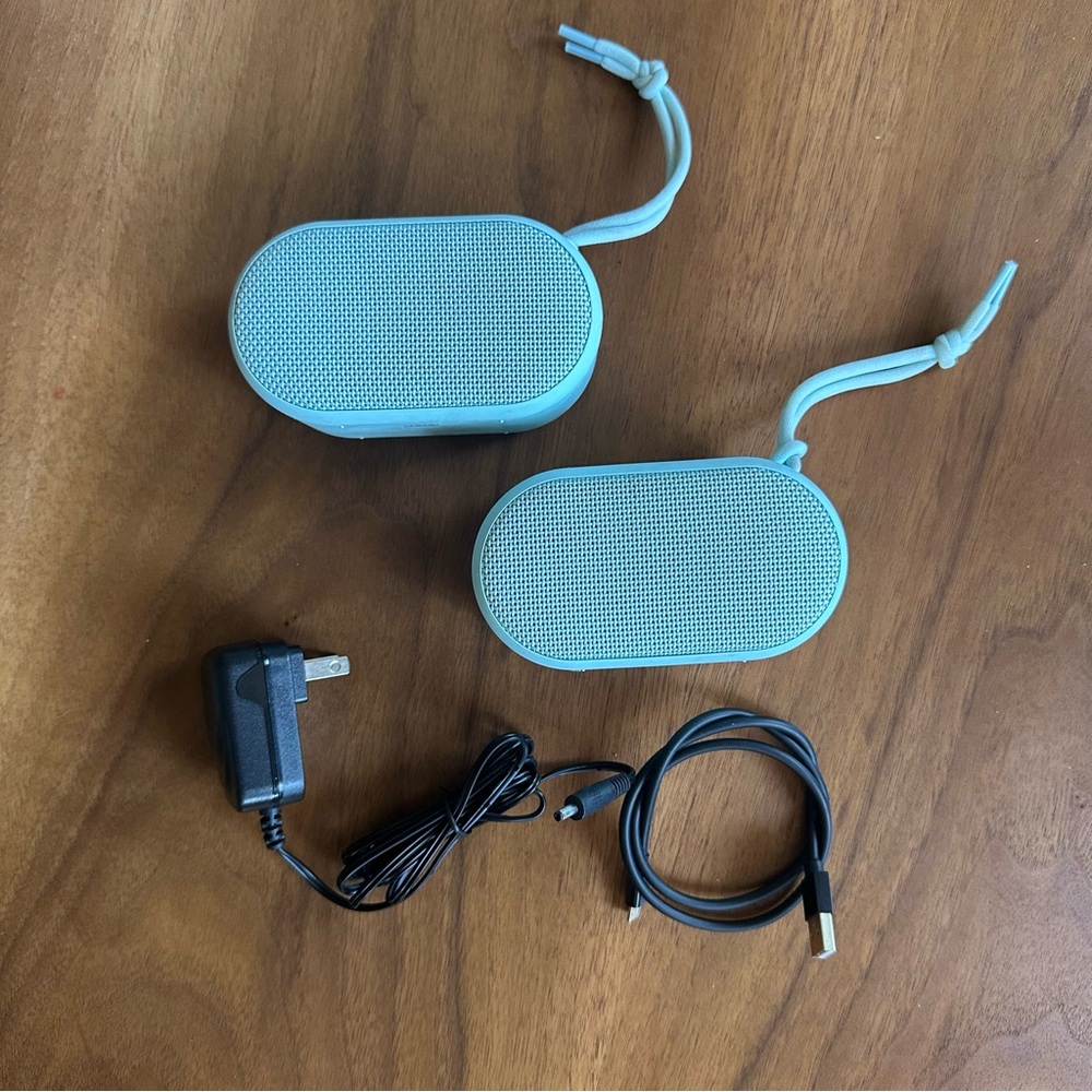 🚫SOLD🚫Blue Wireless Speakers with Charger